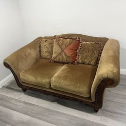 Chaise Lounge & Loveseat With Carved Wooden Trim