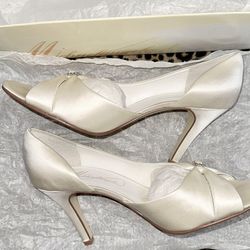 NEW David’s Bridal Wedding Shoes Size 8