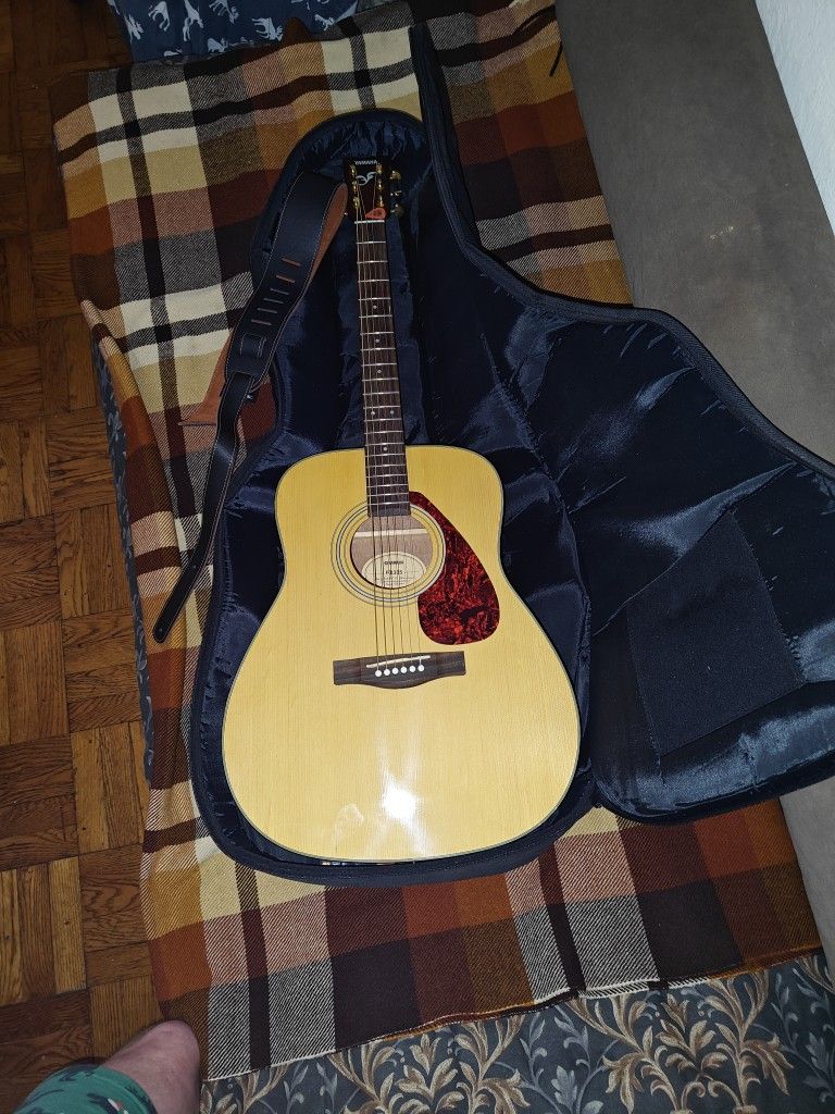 Yamaha FX 335 Guitar (Almost Brand New)