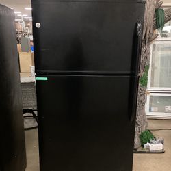 GE 21.9 cu.ft. Top Freezer Refrigerator 