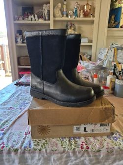New ugg boots 9 1/2 B