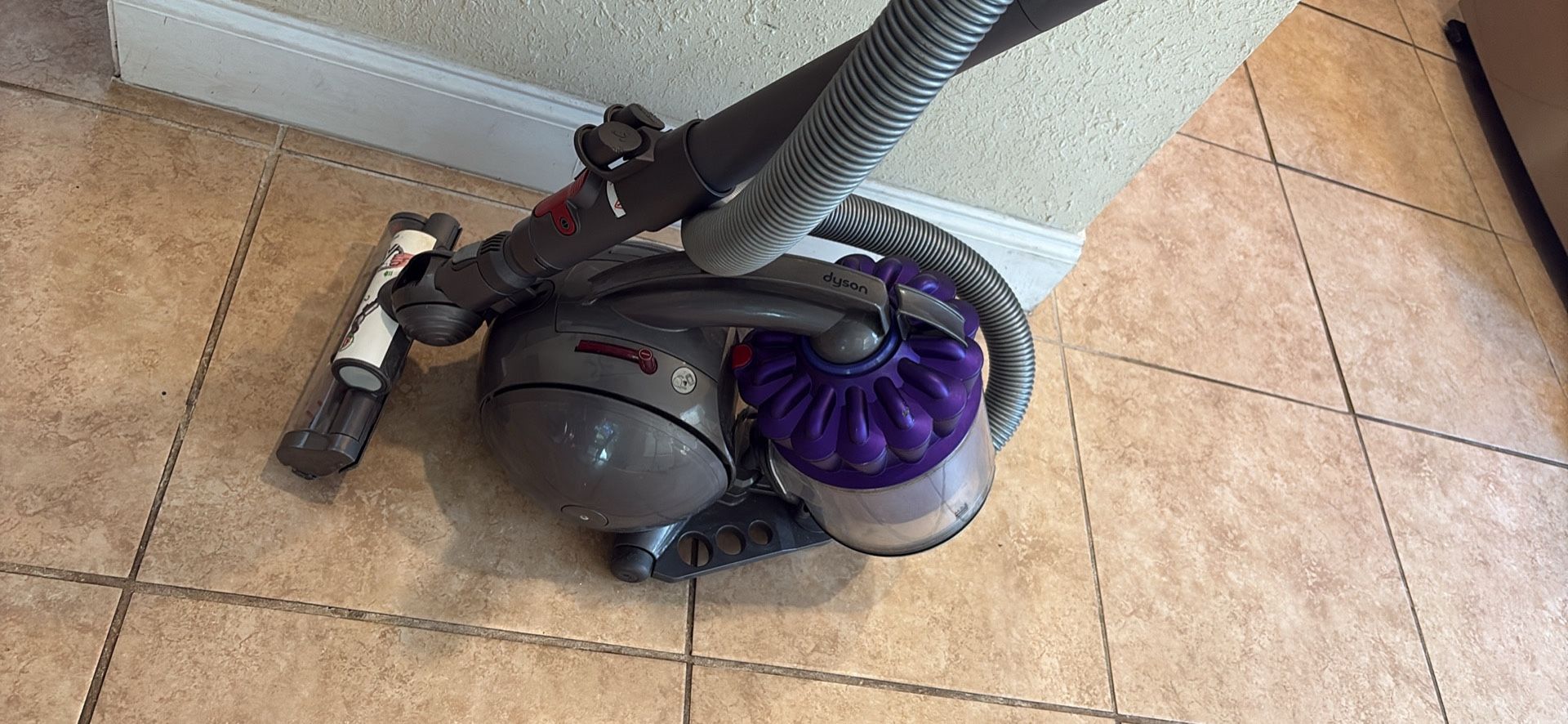 Dyson string vacuum, works perfect, very strong. No need extensions. Telescopic pipe. Light weight👇