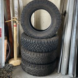 Llantas 285/70 R18. 