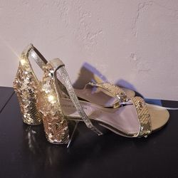 Steve Madden Size 7 Gold Dress Shoes With Buckle And Heel 