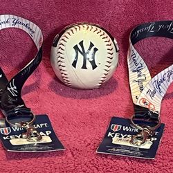 MLB NY New York Yankees Logo Baseball and 2 Reversible Keystraps NEW!