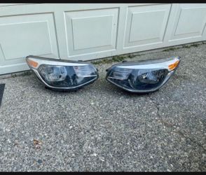 Left Kia Soul headlight