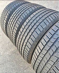 265 60 18 vendo un set de llantas usadas en excelente condición marca Michelin