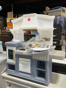 Step 2 Gilded gourmet kids kitchen playset