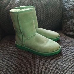UGG Classic Short Size 8