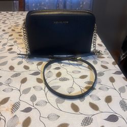 Michael Kors Black Muy Poco Uso  Jet Set Crossbody Bag Black with Gold Hardware 