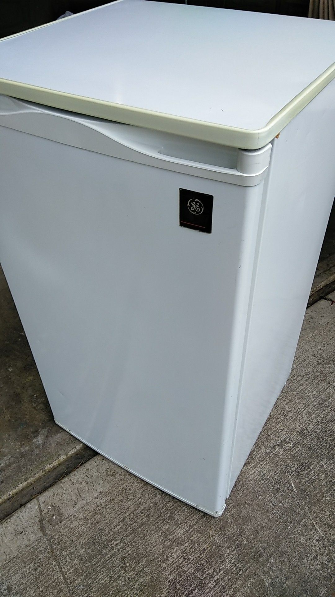 GE Compact Mini 4.4 cu in Refrigerator