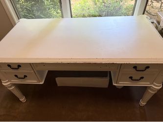 Whit desk for free