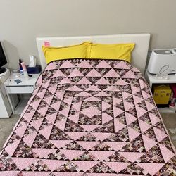 Stunning, Handmade, Pink/Brown Patchwork quilt & matching pillow cases! (Queen/full size), Handmade Quilt!