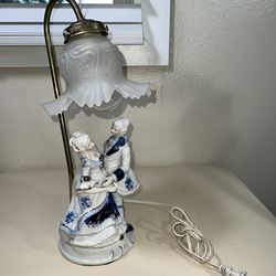 Vintage porcelain colonial style table lamp made in taiwan