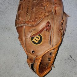 Wilson softball glove  used (9/10)