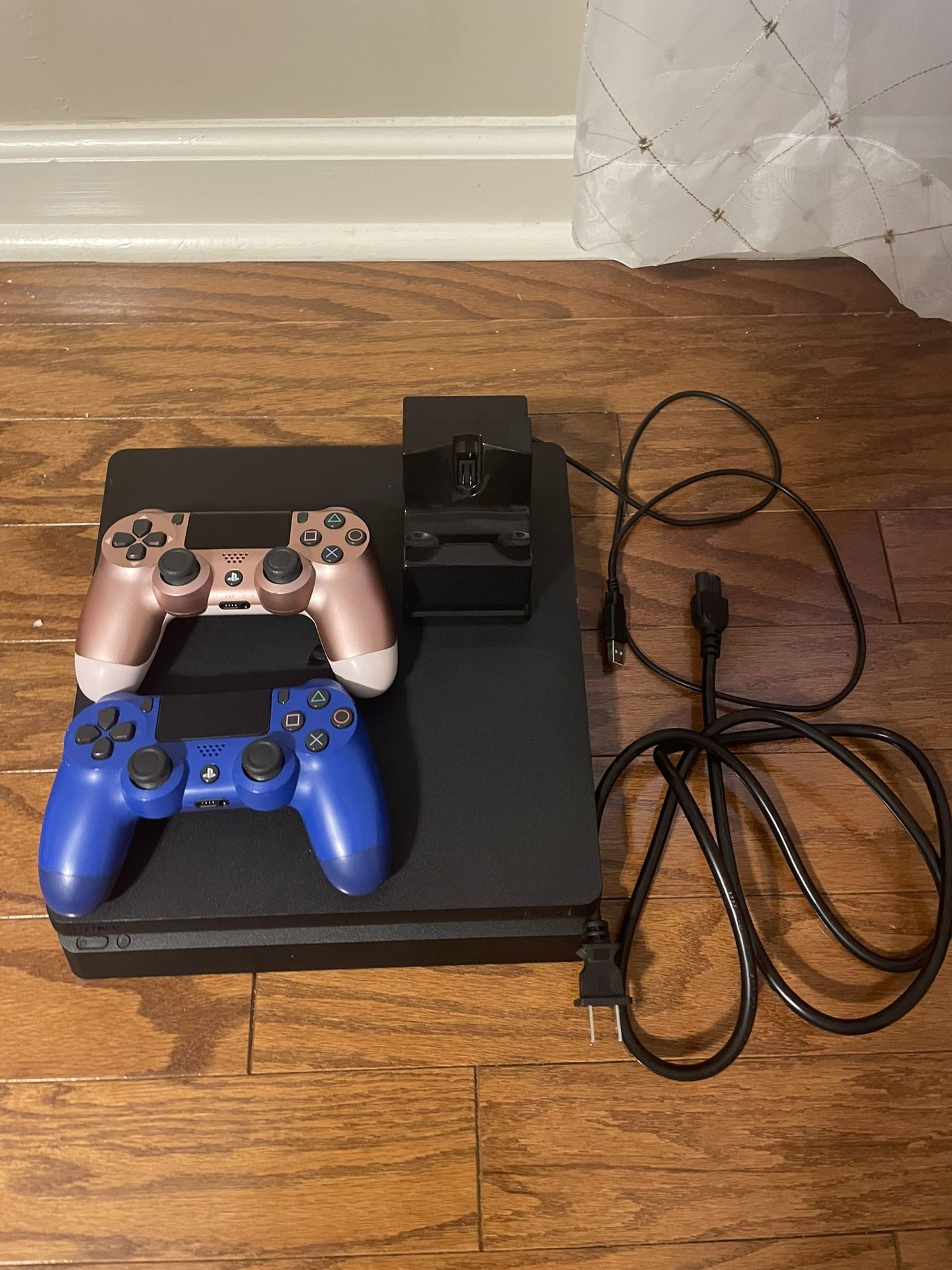 PlayStation 4 With 2 Controller