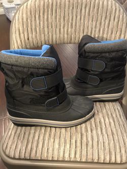 Kids Snow boots size 5 In Perfect Condition