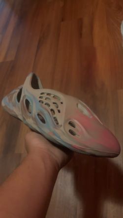 Yzeey Foam Runner Size 11