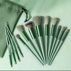 13 Piece Green Makeup Brush Set & 6 Makeup Sponges