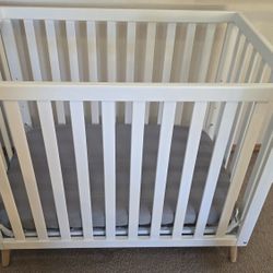 Delta Children Essex 4-in-1 Convertible Baby Crib, Bianca White with Natural Legs
