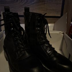 Guess woman’s lace up boots in black