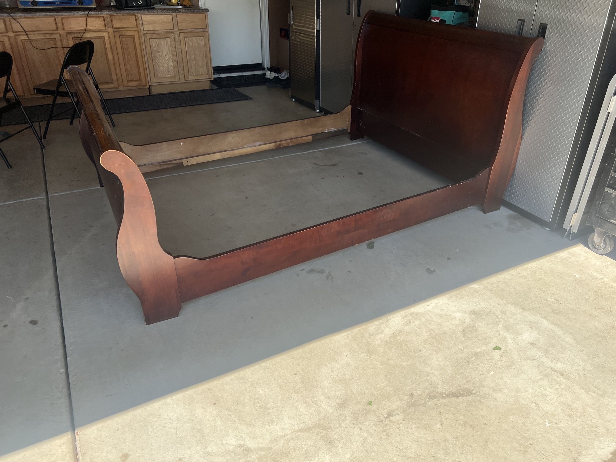 Queen bedframe (bed frame)