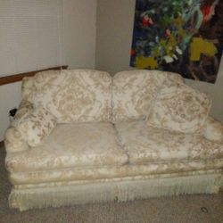Gorgeous Ethan Allen Floral Loveseat couch in a gold silk color, excellent condition

