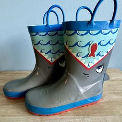 Boys Size 2-3 Shark Rain boots In Good condition!