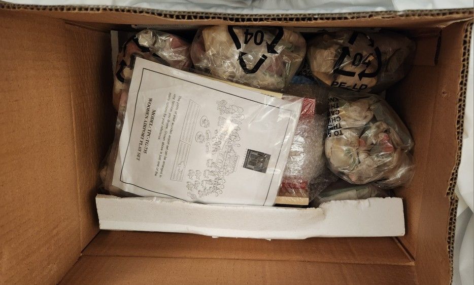 Vintage THOMAS PACCONI Classics Wooden Airport Playset TPC-TG-735 QVC NOS Unboxed