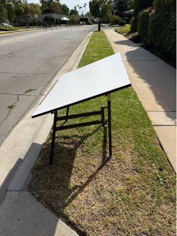 Free artist table ; curb alert