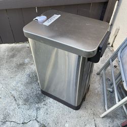 Excellent Condition 13 Gallons Size Trash Can
