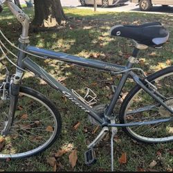 Very nice giant Cypress Bike With thin wheels Great For The Summer Ride