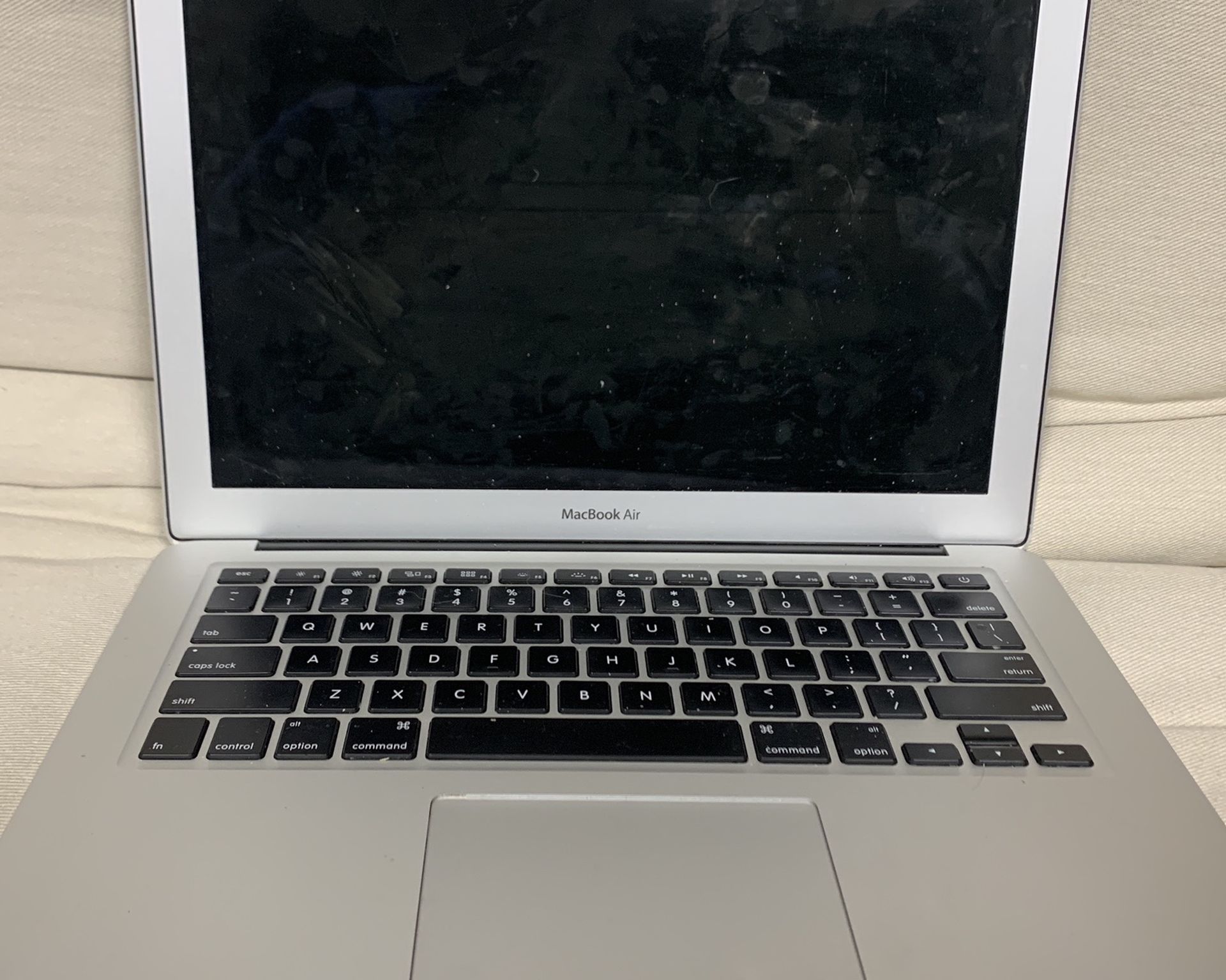 MacBook Air 2015 With 13” Screen And 128g Hard Drive