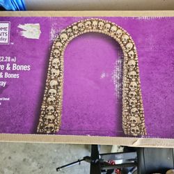 Home Accents 7.5′ Skull & Bones Grave Archway – New in Box