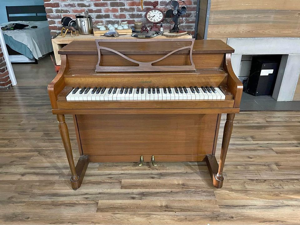 Rare-Melodigrand-64-key-spinnet-piano-1960s-1980s-plays-great