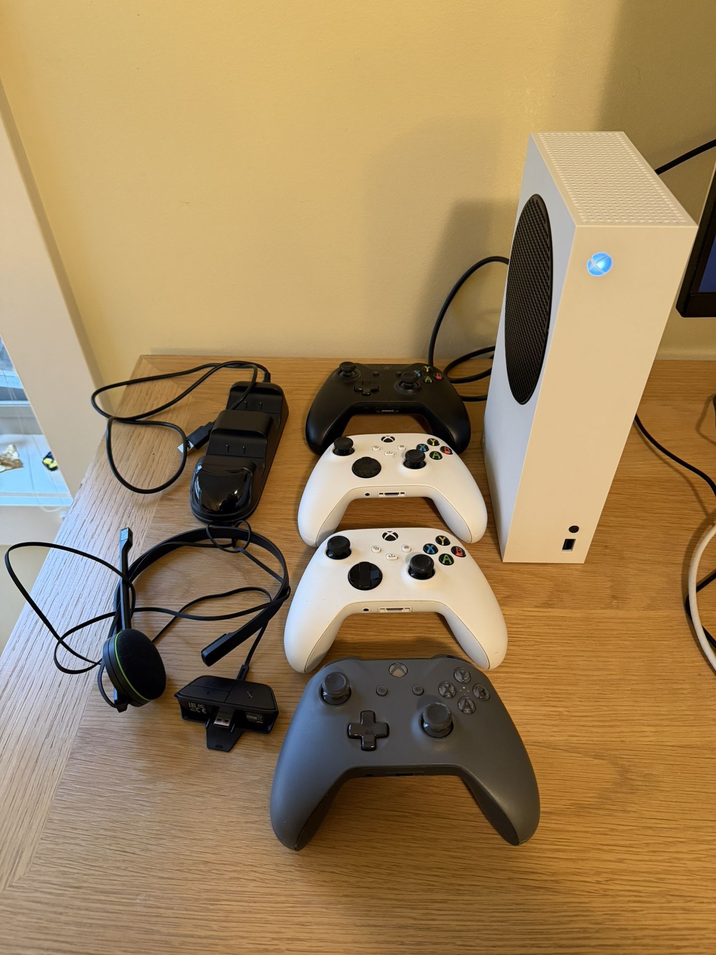 Xbox Series S Bundle – Like New + 4 Controllers + Mic + Charging Station
