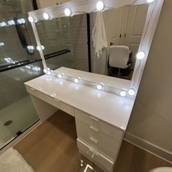Hollywood Vanity Desk with Lighted Mirror – White