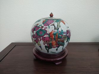 Antique Chinese Famille Rose Porcelain Ginger Jar with Lid & Wooden Stand – Qilin Motif (Late Qing Dynasty)