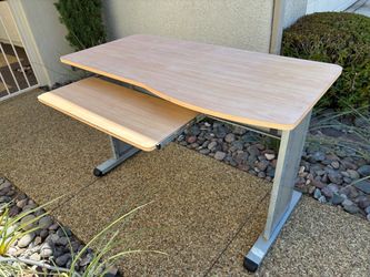 Computer Desk / Workstation with Pullout Keyboard Tray