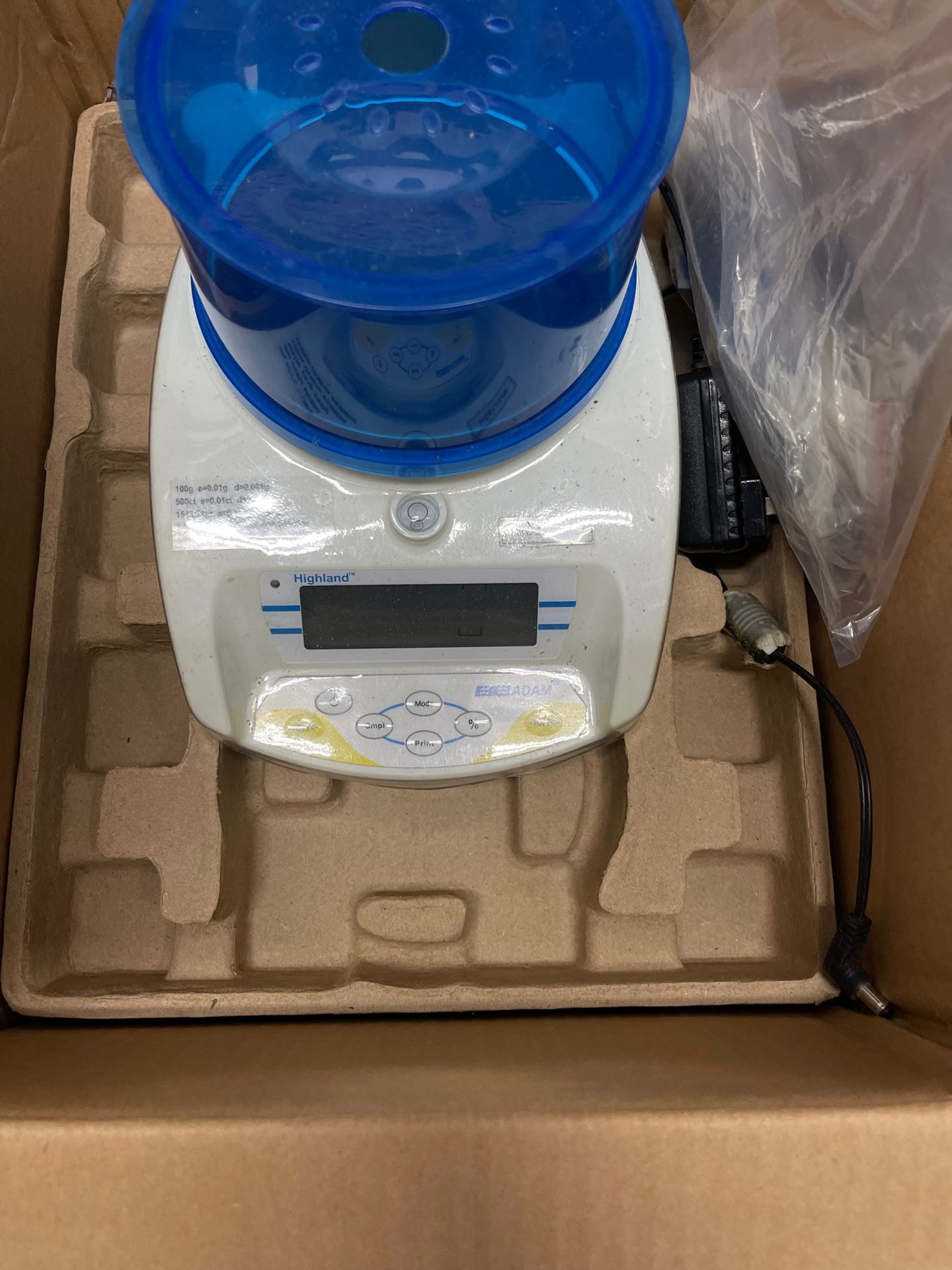 Commercial self-calibrating balance scale
