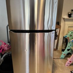 LG Stainless Steel Refrigerator – Like New – Model LRTLS2403S 