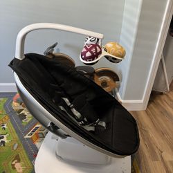 4moms MamaRoo Multi-Motion Baby Swing, Bluetooth Enabled with 5 Unique Motions, Black