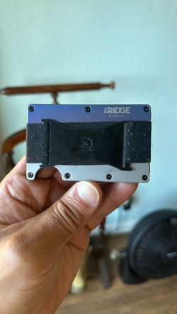 Ridge Wallet w/ AirTag and money Strap