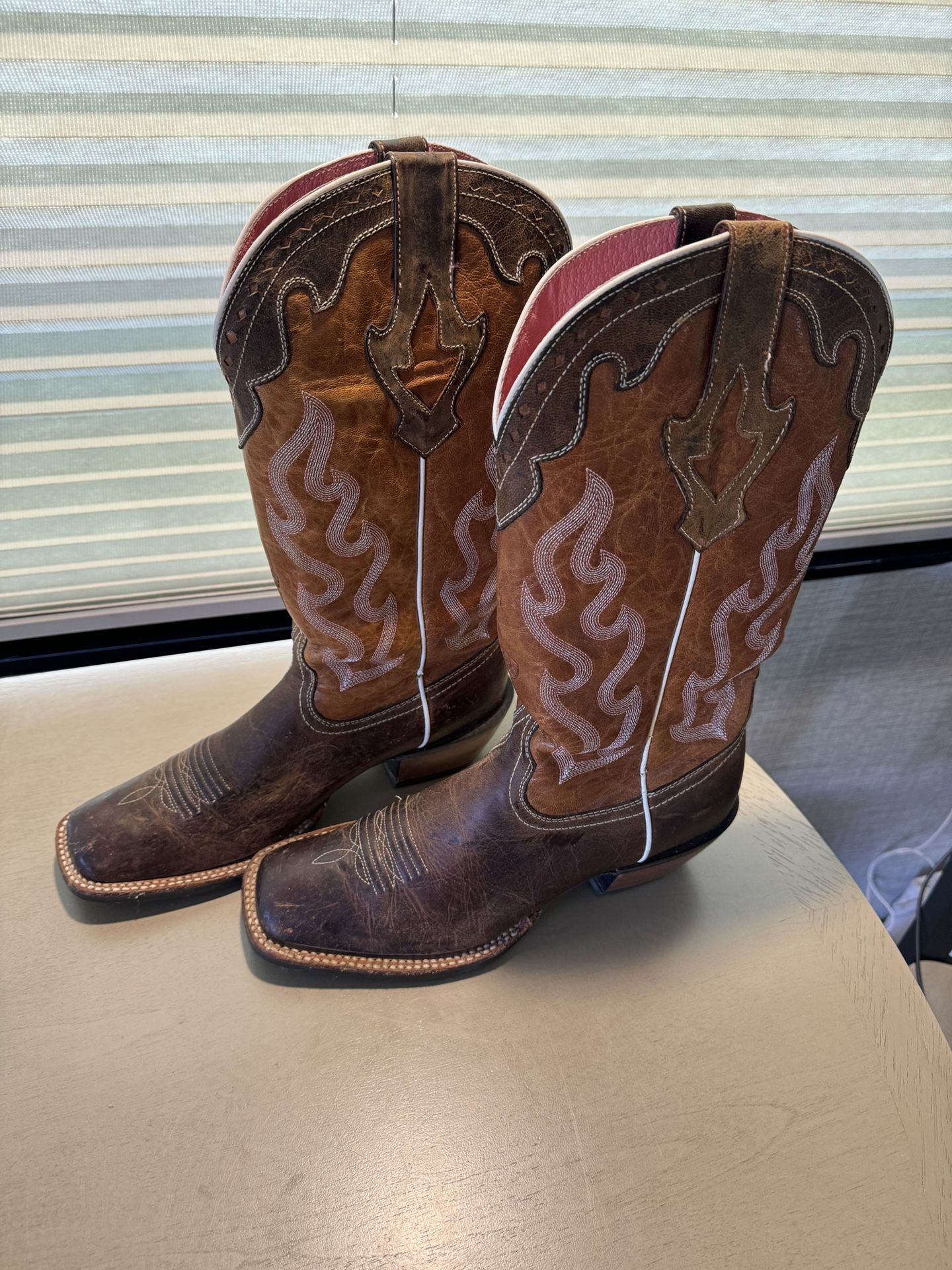   Women’s ARIAT boots 