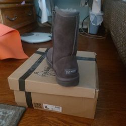 Brand New Never Worn Pair Of AUS W O O L I Australian Women's Uggs Size 7 And 1/2