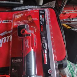 Firm Price🛑 Flashlights
Milwaukee
500 Lumens LED Pivoting REDLITHIUM USB Flashlight precio Firme🛑✊🏽