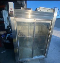 ❄️ TRAULSEN GLASS DOOR COMMERCIAL REFRIGERATOR — $800 FIRM ❄️ pick up in Okeechobee or delivery available   💰 RETAIL PRICE: APPROX. $27,770 📍 Okeech