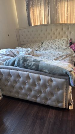 Title: Beautiful King Bed – Like New  Description: New and in very good condition. Clean, beautiful, and well maintained. No damage or issues. Ready t