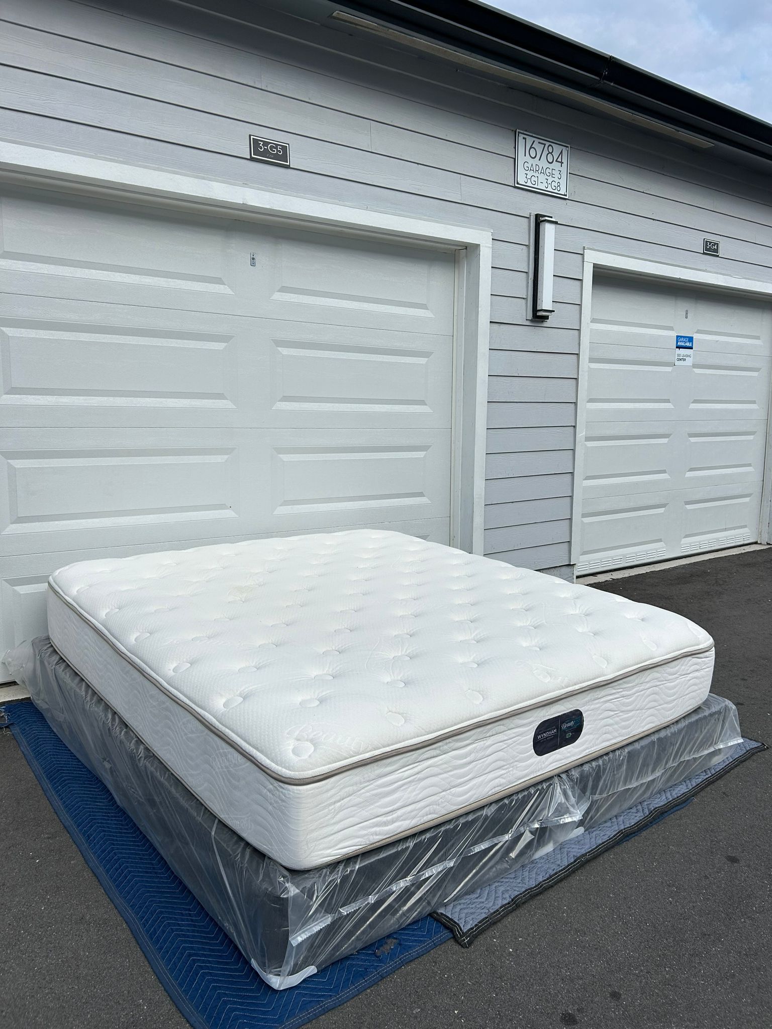 King Mattress BEAUTY REST Recharge with Box Springs Great Condition - Delivery Negotiable