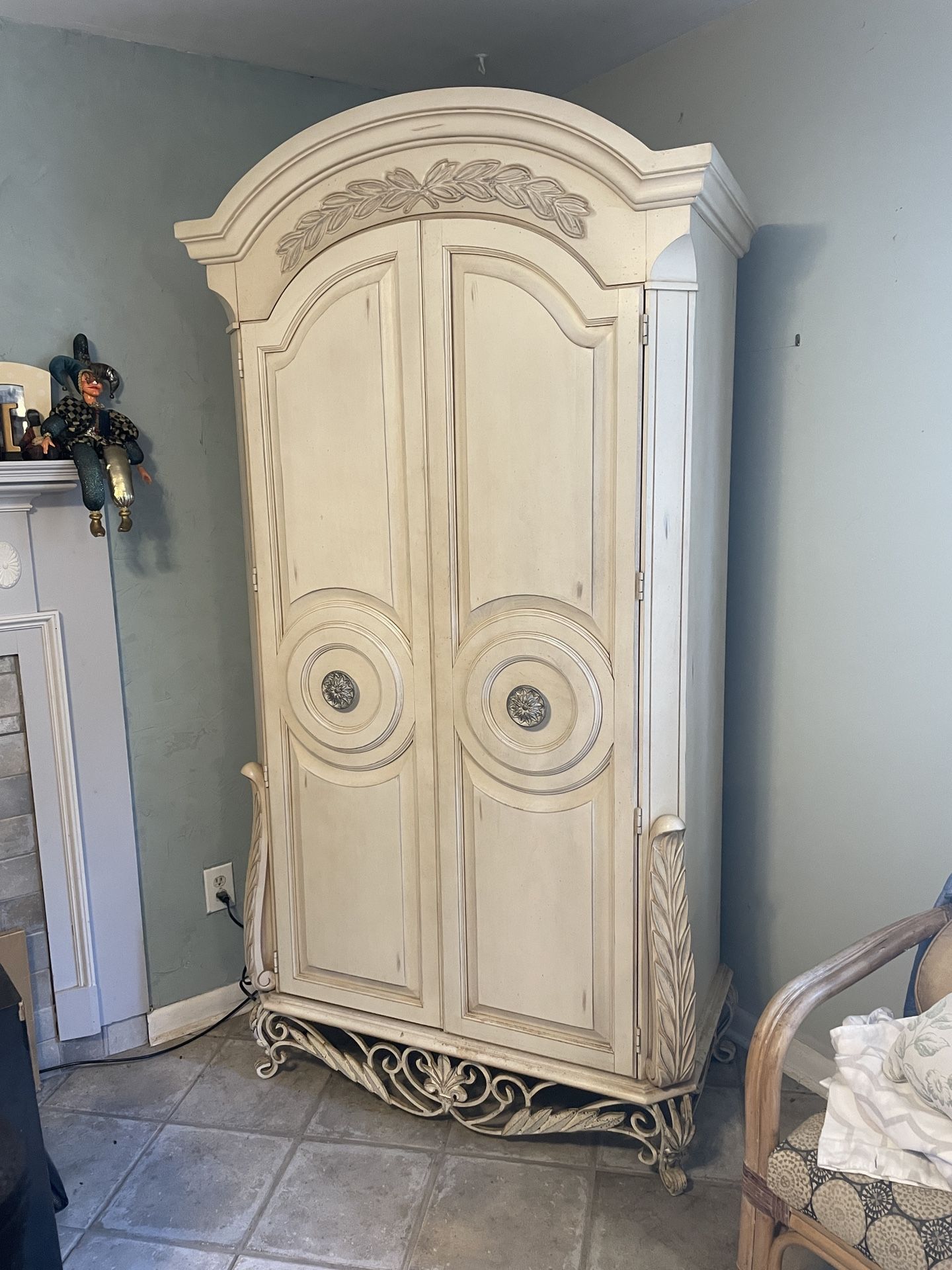 Armoire/Entertainment Center